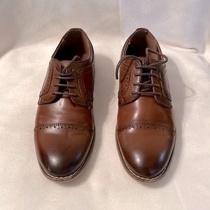 Boys size 1 Stacy Adams brown dress shoes